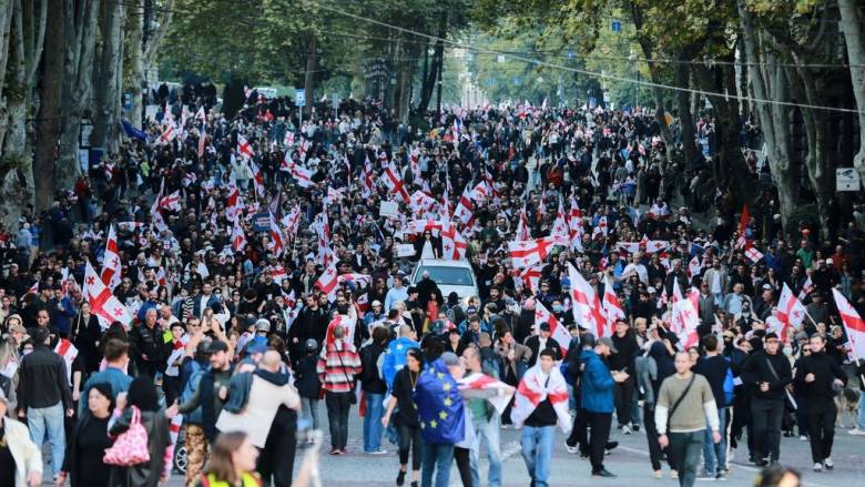 Χάος στη Γεωργία: Διαδηλωτές εισέβαλαν στο Κοινοβούλιο - Το πλήθος φωνάζει «επανάσταση»