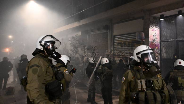 Επεισόδια στα Εξάρχεια τα ξημερώματα: Μολότοφ, πέτρες και καδρόνια κατά των ΜΑΤ - 14 προσαγωγές