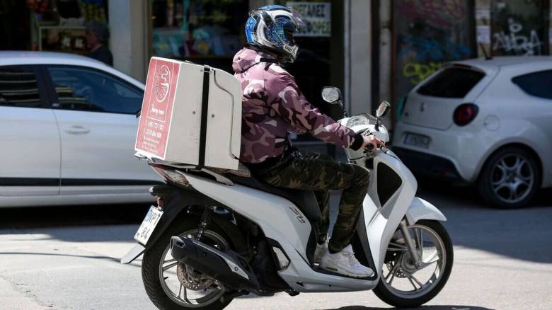 Παραδόθηκε ο διανομέας που επιτέθηκε με κατσαβίδι σε οδηγό ΙΧ - Το χρονικό και οι 19 συλλήψεις