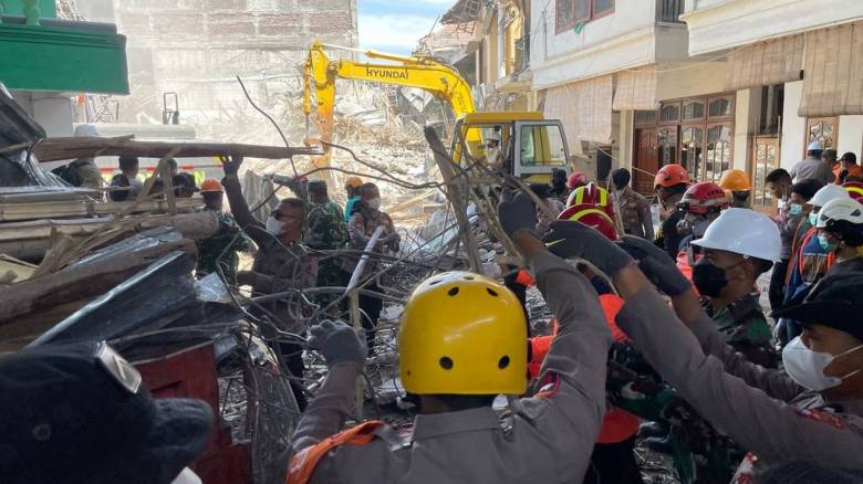 Ινδονησία: Στους 37 οι νεκροί από την κατάρρευση ισλαμικού οικοτροφείου - Στους 26 οι αγνοούμενοι