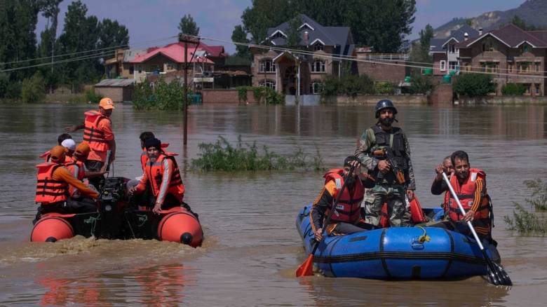 Πλημμύρες και κατολισθήσεις στο Νεπάλ και την Ινδία στοίχισαν τη ζωή σε τουλάχιστον 60 ανθρώπους