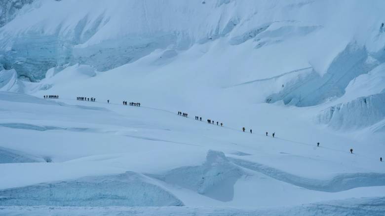 Έβερεστ: Επιχείρηση διάσωσης χιλιάδων εγκλωβισμένων ορειβατών