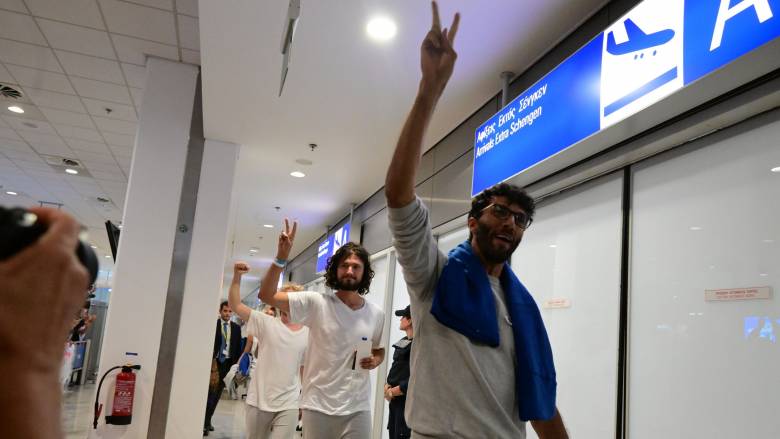 Πλήθος κόσμου στον επαναπατρισμό των 27 Ελλήνων του στολίσκου για τη Γάζα στο «Βενιζέλος»