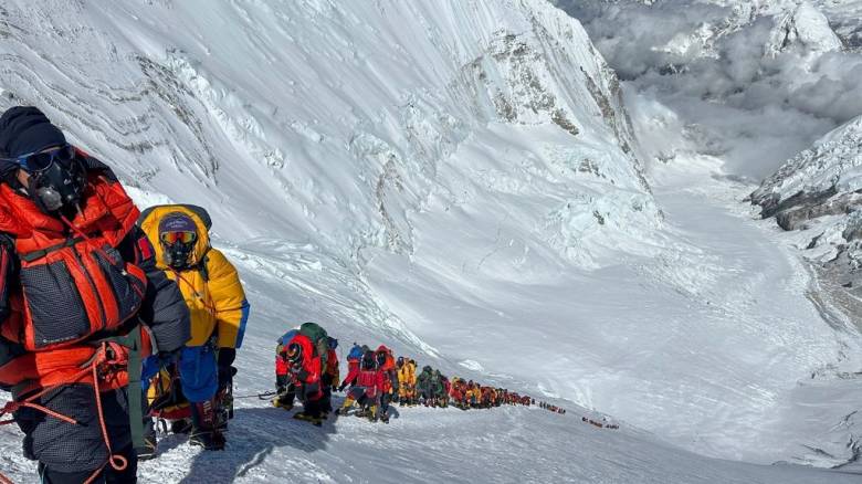 Επιχείρηση διάσωσης Έβερεστ: Ένας πεζοπόρος πέθανε από υποθερμία - Εκατοντάδες διασωθέντες