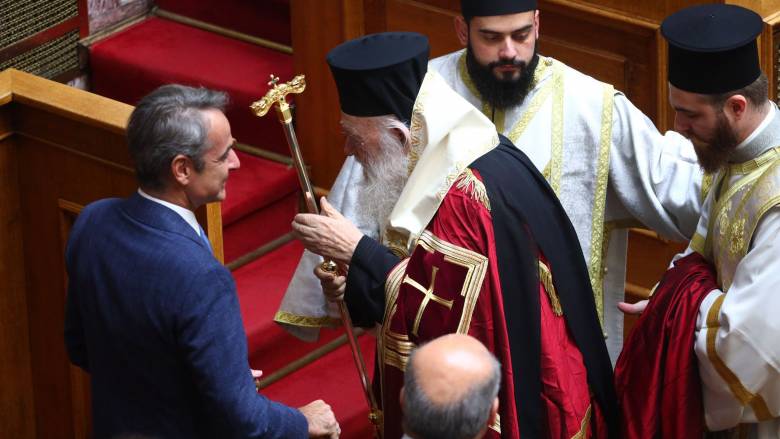 Στη σκιά της παραίτησης Τσίπρα ο αγιασμός για Γ' Σύνοδο της Βουλής - Μήνυμα Ιερώνυμου
