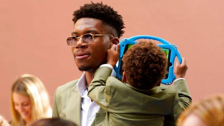 Αντετοκούνμπο: «Σταματήστε να λέτε ψέματα, θέτετε σε κίνδυνο την οικογένειά μου»