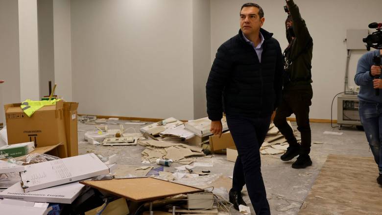 «Φεύγω κι αφήνω πίσω μου συντρίμμια»