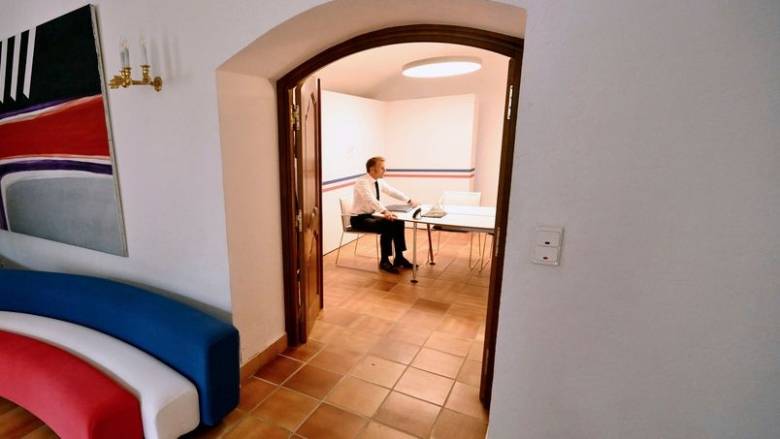 Ένας πρόεδρος μόνος… επί μακρόν