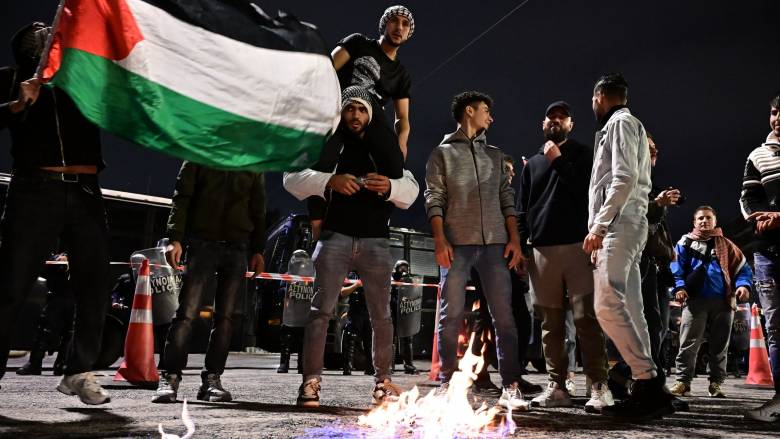 Ένταση στην Κηφισίας: Δακρυγόνα και κρότου λάμψης σε πορεία για την Παλαιστίνη