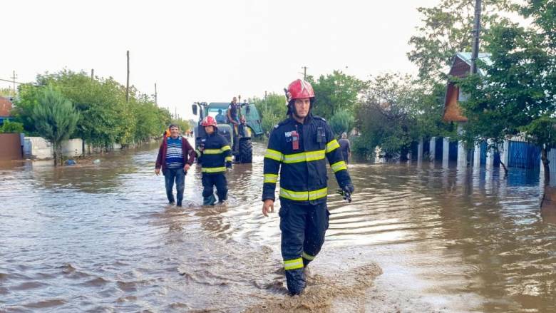 Σε κόκκινο συναγερμό η Ρουμανία λόγω βροχοπτώσεων - Εκατοντάδες σχολεία κλειστά την Τετάρτη