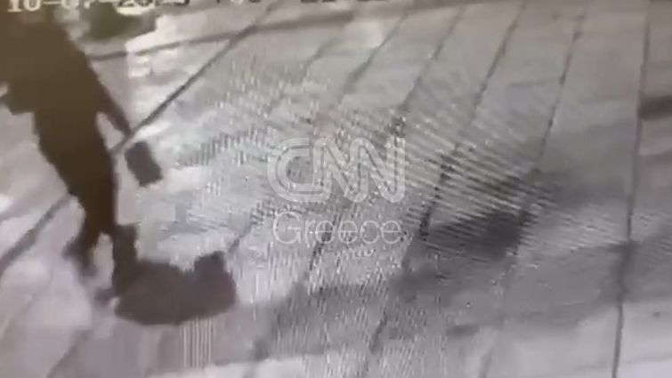 Μιχαλακοπούλου: Η στιγμή που μαυροφορεμένος άνδρας αφήνει χάρτινη σακούλα έξω από την Jacky.O