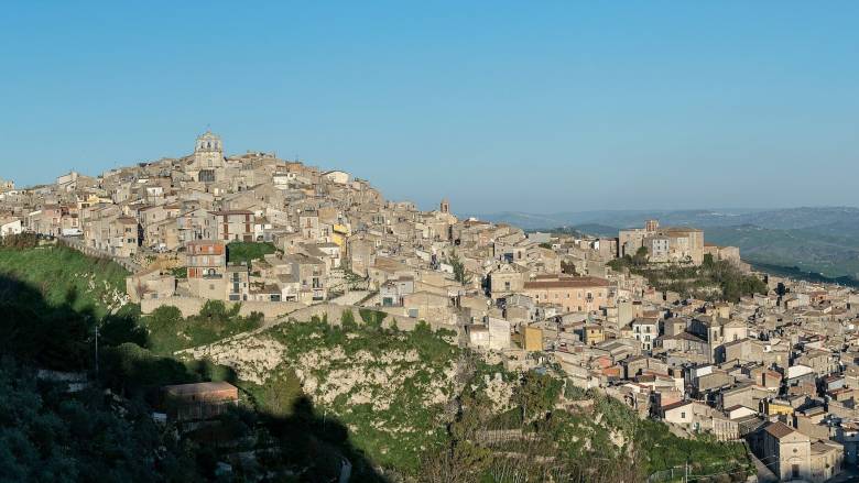 Πώς είναι να ζει κανείς στην ιταλική πόλη που πουλάει παλιά σπίτια για ένα ευρώ