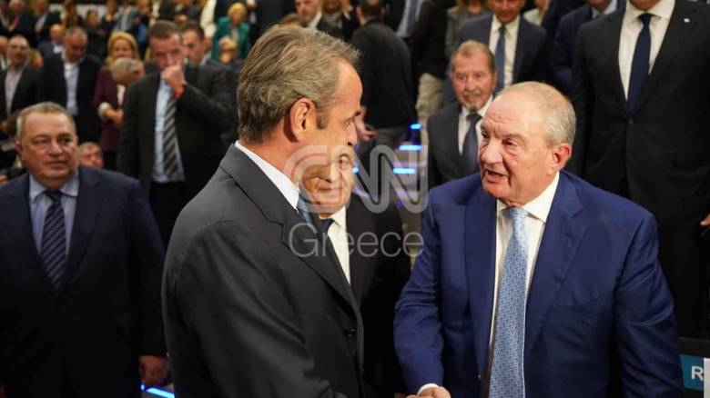 Η χειραψία Μητσοτάκη και Καραμανλή στην παρουσίαση του βιβλίου του Στυλιανίδη - Σύσσωμη η Κυβέρνηση