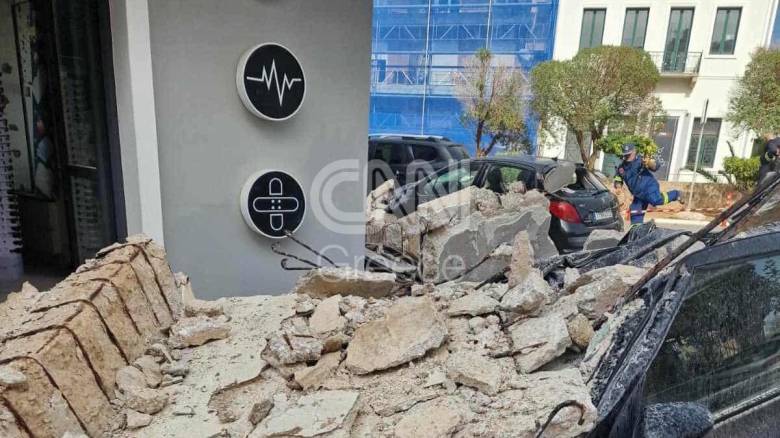 Βίντεο από τη στιγμή της κατάρρευσης του μπαλκονιού στο Λαύριο - Γυναίκα σώθηκε από θαύμα