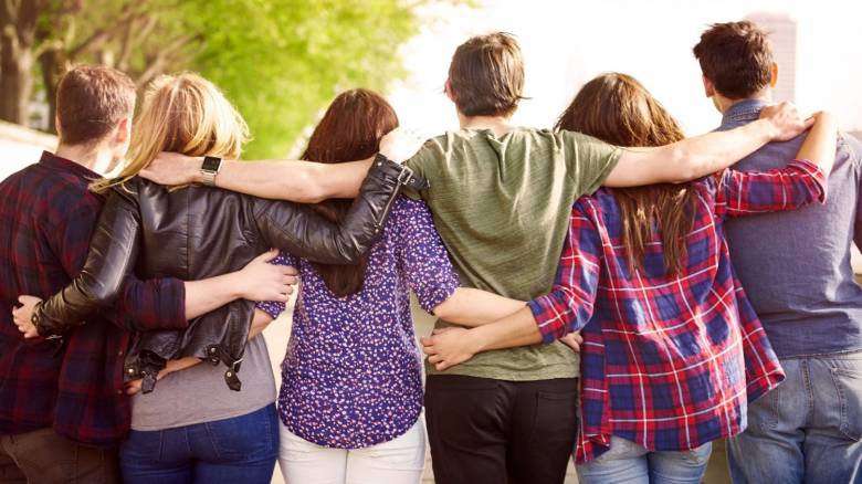 Μέχρι πόσες φιλίες μπορεί να διαχειριστεί ο εγκέφαλός μας; Ο αριθμός που διχάζει τους επιστήμονες