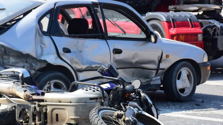 Βόλος: Μεθυσμένος οδηγός συγκρούστηκε με μηχανή - Εγκατέλειψε τον μοτοσικλετιστή αιμόφυρτο