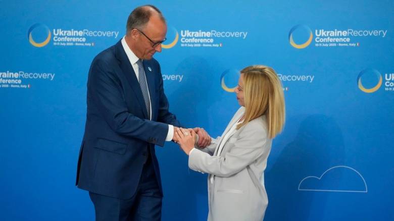 Κόντρα Μερτς - Μελόνι με Κομισιόν για την απαγόρευση θερμικών κινητήρων μετά το 2035