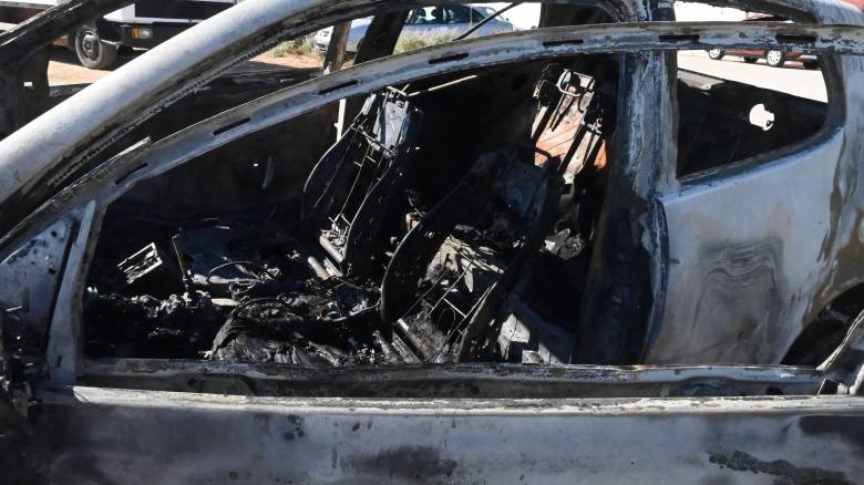 Φωτιά τα ξημερώματα σε δύο αυτοκίνητα στον Βύρωνα