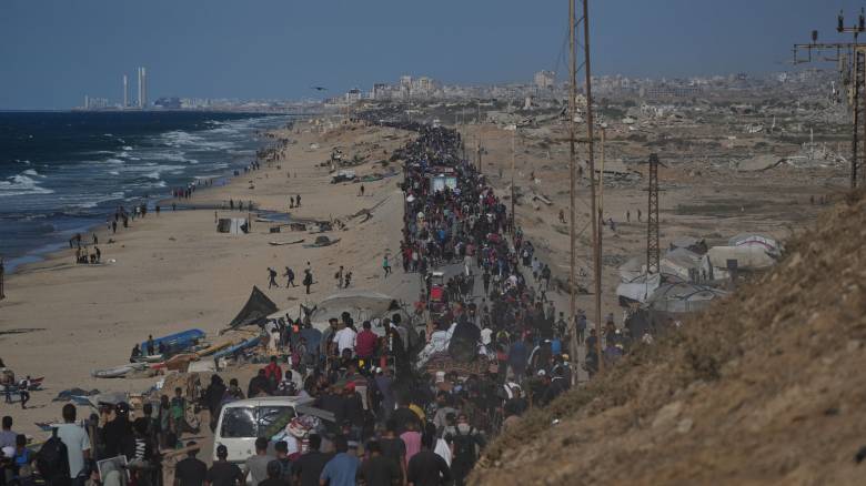 Χιλιάδες Παλαιστίνιοι γυρίζουν με τα πόδια πίσω στη Γάζα - Εικόνες από τη μαζική επιστροφή