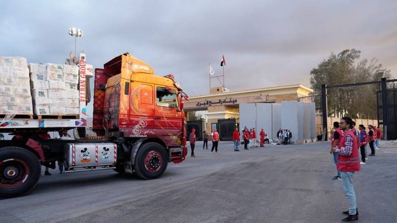 Φορτηγό με ανθρωπιστική βοήθεια κατακλύζεται από Παλαιστίνιους στα συντρίμμια της Γάζας