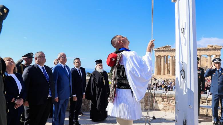 Επέτειος απελευθέρωσης της Αθήνας: Σε κλίμα συγκίνησης η έπαρση της σημαίας στην Ακρόπoλη