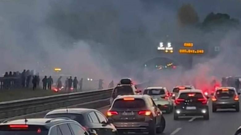 Ιταλία: Ουρές χιλιομέτρων και σκηνές χάους σε αυτοκινητόδρομο μετά από συμπλοκή μεταξύ οπαδών ομάδων