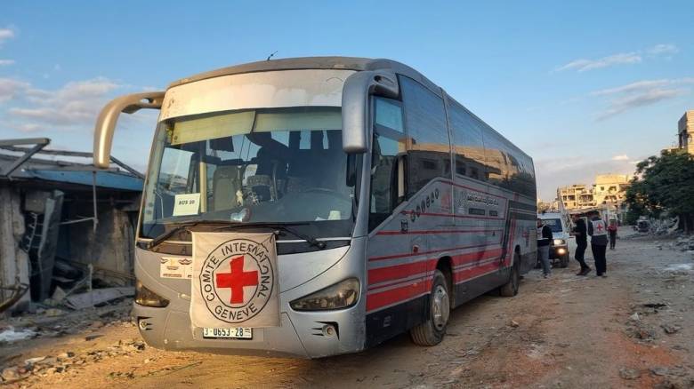 Έκρηξη χαράς στη Ραμάλα με την άφιξη λεωφορείων που μεταφέρουν Παλαιστίνιους