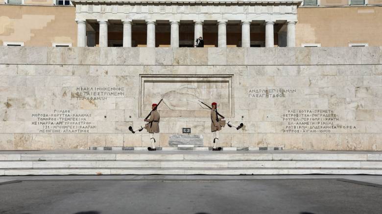 Οι «καυτές πατάτες» του Άγνωστου Στρατιώτη και το ανοιχτό δίλημμα