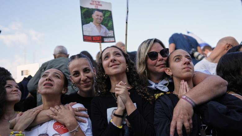 Χιλιάδες Ισραηλινοί πανηγυρίζουν για την απελευθέρωση των ομήρων - Όσα κατέγραψε ο φακός