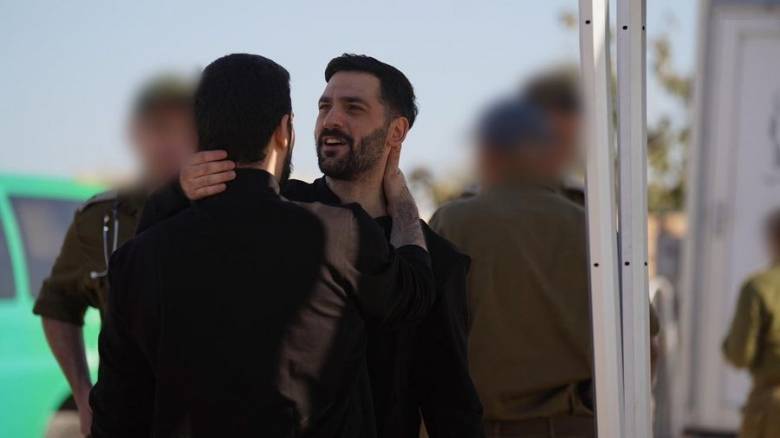 Οι πρώτες εικόνες από τους ομήρους που απελευθερώθηκαν: Αγκαλιές και βαθιά συγκίνηση στο Ισραήλ