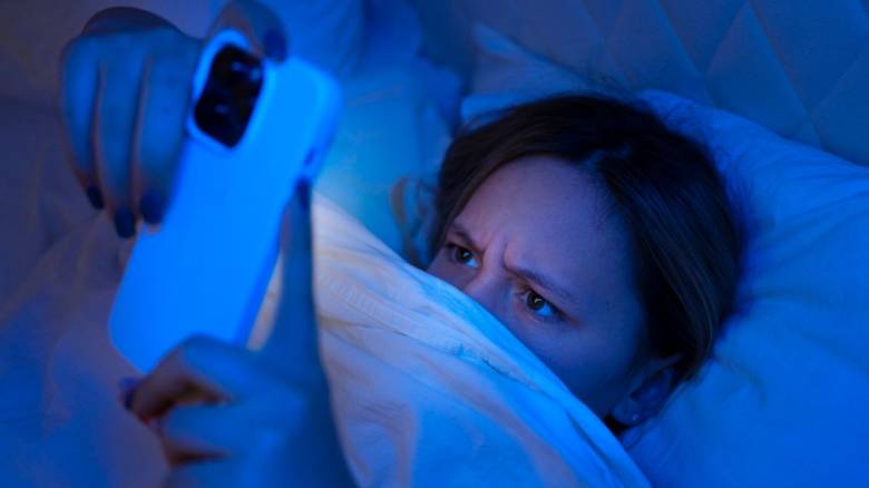 Νέα μελέτη: Τι δείχνει για την ψυχική μας υγεία η ώρα που ποστάρουμε στα social media