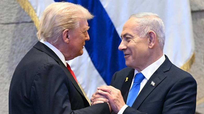 Θερμοί εναγκαλισμοί Νετανιάχου - Τραμπ στην Κνεσέτ μετά την απελευθέρωση των Ισραηλινών ομήρων