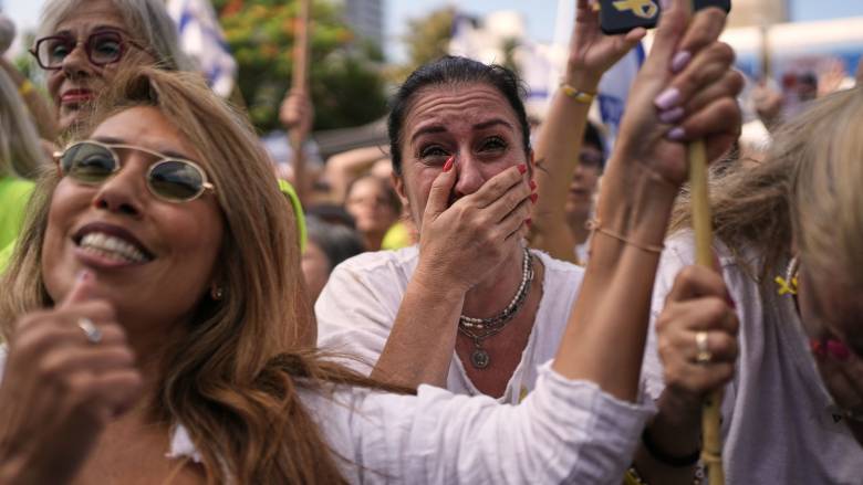 «Επιστρέφεις σπίτι, ο πόλεμος τελείωσε»: Όμηροι μιλούν με τις οικογένειές τους μετά την απελευθέρωση
