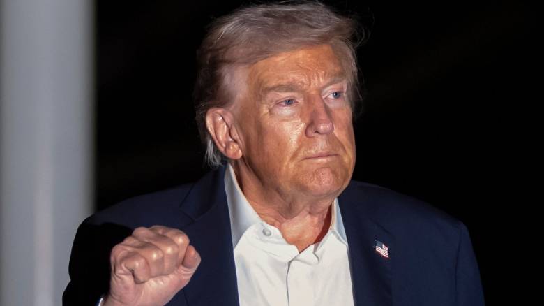 Έξαλλος ο Τραμπ για τη φωτογραφία του στο εξώφυλλο του Time - «Μου εξαφάνισαν τα μαλλιά»