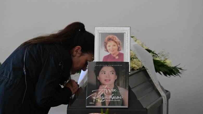 Άννα Κυριακού: Πλήθος κόσμου στην κηδεία της - Συγκίνηση στο τελευταίο αντίο στη θρυλική «Μπεμπέκα»