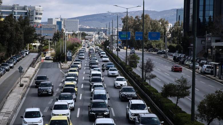 Κίνηση: Ουρές χιλιομέτρων σε Κηφισό και Κηφισίας - Προβλήματα σε Μεσογείων και κέντρο
