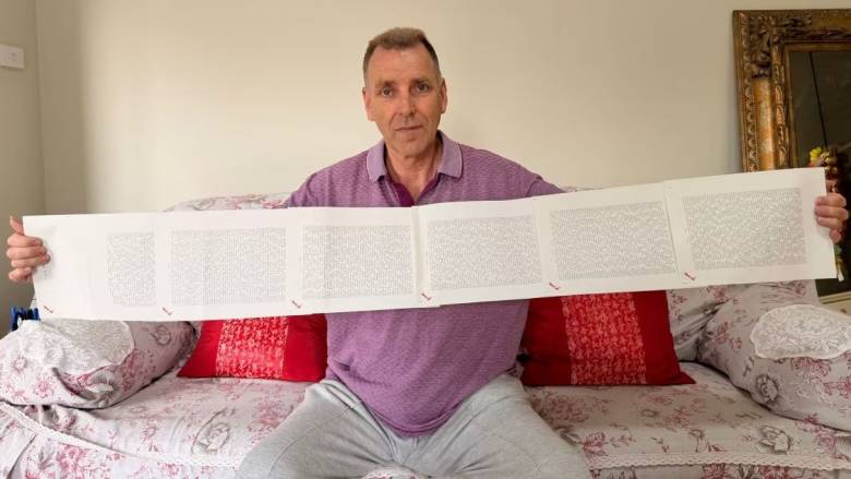 Ο άνθρωπος με το όνομα των 2.253 λέξεων, που χρειάζεται 20 λεπτά για να συστηθεί