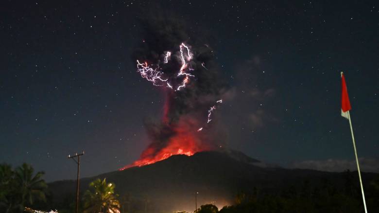 Ινδονησία: Νέα έκρηξη ηφαιστείου στη νήσο Φλόρες - Στο μέγιστο το επίπεδο συναγερμού