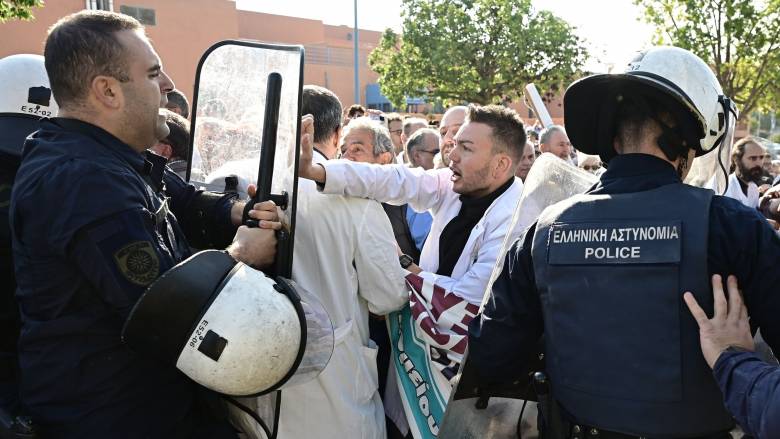 Ένταση έξω από το Αττικό νοσοκομείο κατά την επίσκεψη Μητσοτάκη και Γεωργιάδη