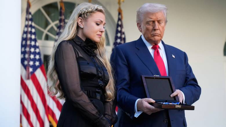 Ο Τραμπ παρασημοφόρησε τον Τσάρλι Κερκ με το προεδρικό μετάλλιο της Ελευθερίας