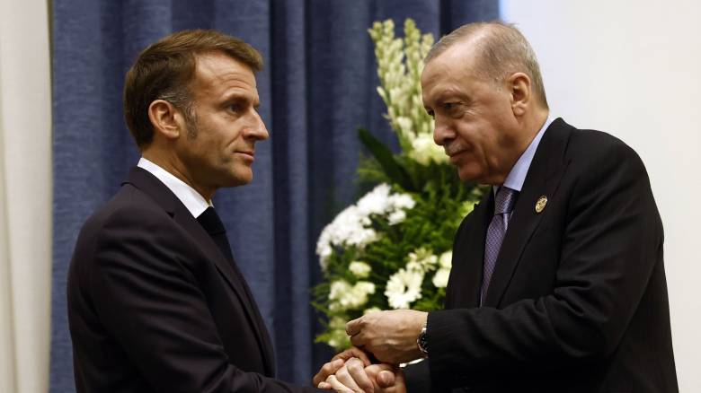 Η αγκαλιά και το σταυρωτό φιλί Μακρόν - Ερντογάν στην Αίγυπτο: «Συμφιλιωθήκαμε»