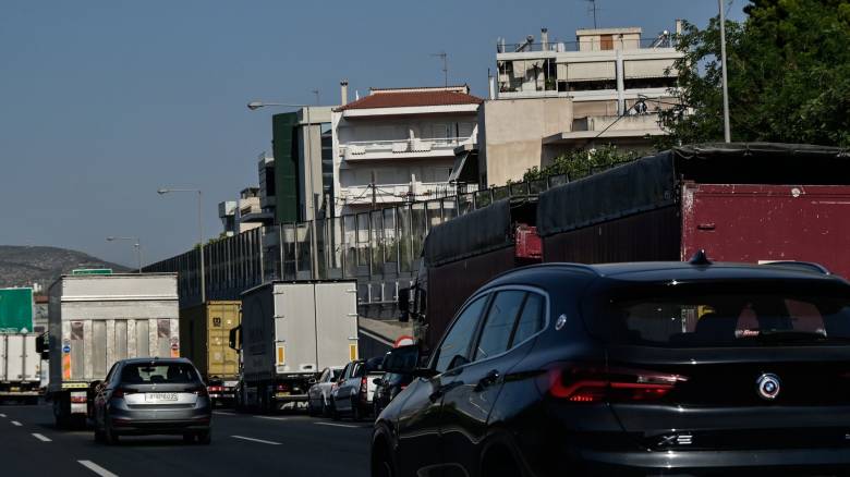 Μποτιλιάρισμα τριών χλμ. στην Αττική Οδό μετά από σύγκρουση φορτηγού με λεωφορείο - Σώοι οι επιβάτες