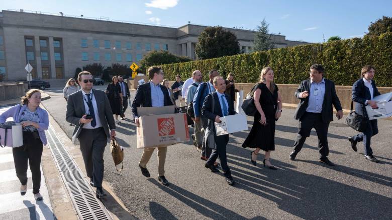 Δεκάδες δημοσιογράφοι που καλύπτουν το Πεντάγωνο παρέδωσαν τις διαπιστεύσεις τους