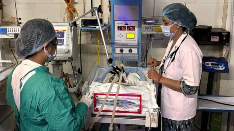 Pari, το βρέφος που βρέθηκε θαμμένο στη λάσπη: Η ιστορία που κρύβει μια θλιβερή πραγματικότητα