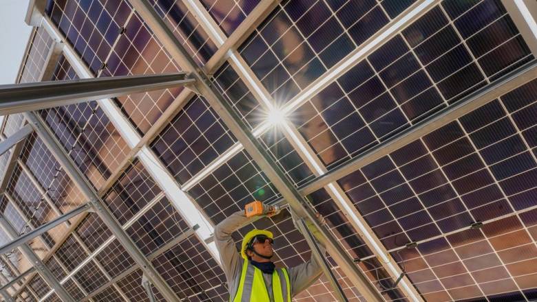 Infographic: Η ηλιακή ενέργεια για πρώτη φορά «βασίλισσα» των ΑΠΕ στην ΕΕ - Η θέση της Ελλάδας