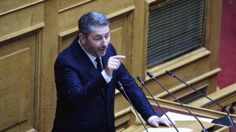 «Καρφιά» ΠΑΣΟΚ για συγκάλυψη στην Εξεταστική: Οργανωμένη η α λα Χάρι Πότερ εξαφάνιση του… Φραπέ