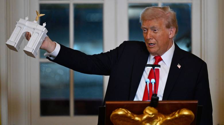 Τραμπ: Σχεδιάζει να χτίσει αψίδα αντίστοιχη με του Παρισιού κοντά στο Μνημείο Λίνκολν