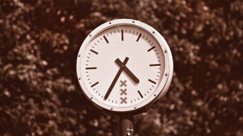 Πότε επιστρέφουμε στη χειμερινή ώρα: Γυρίζουμε τα ρολόγια μία ώρα πίσω