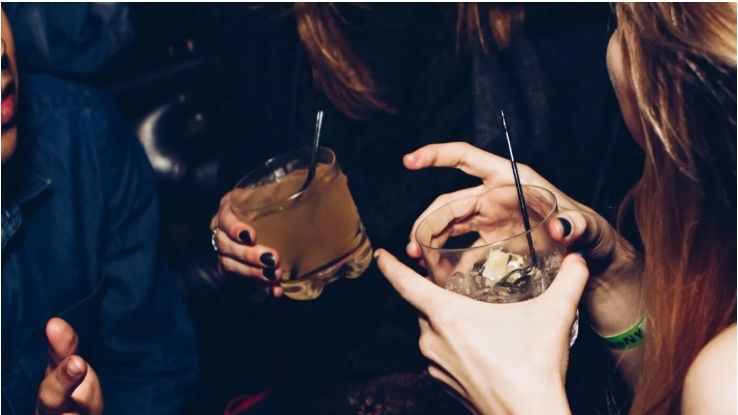 Νέο Ηράκλειο: Στο νοσοκομείο ανήλικη που λιποθύμησε μετά από κατανάλωση αλκοόλ