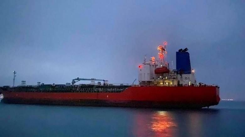 Δεξαμενόπλοιο τυλίχθηκε στις φλόγες ύστερα από επίθεση ανοιχτά της Υεμένης